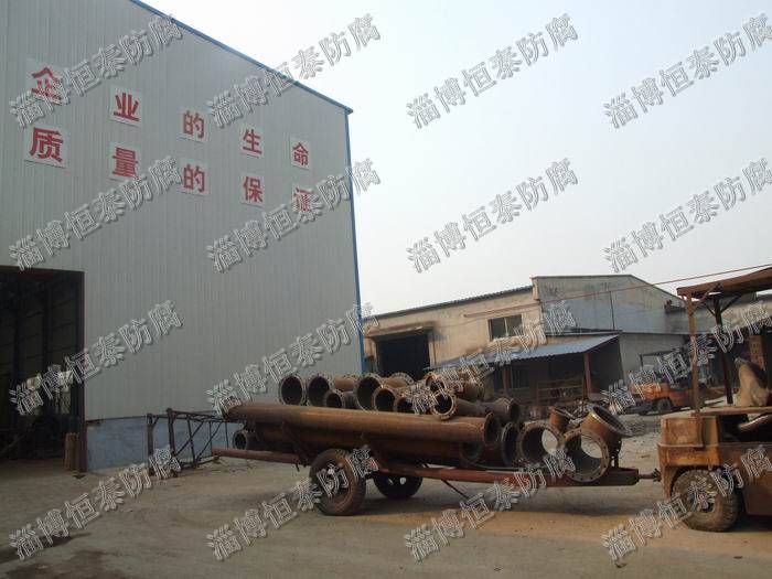 公司鉚焊車間（左），精工四氟車間（右）